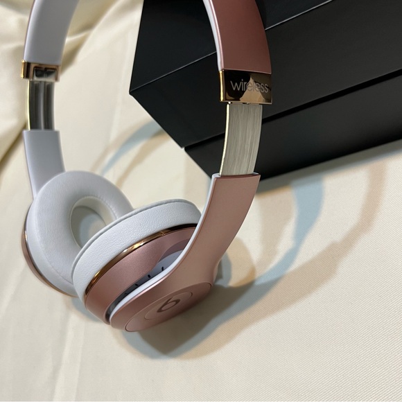 BEATS Solo3 Wireless Rose Gold On-Ear Bluetooth Headphones - Picture 10 of 16